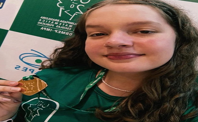 Aluna de Santa Helena recebe medalha de Ouro da Olimpíada Brasileira de Matemática das Escolas Públicas