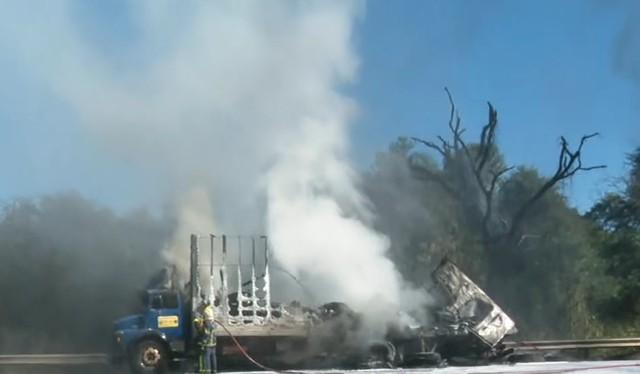 Caminhão carregado com pneus pega fogo e interdita PR-467, em Cascavel