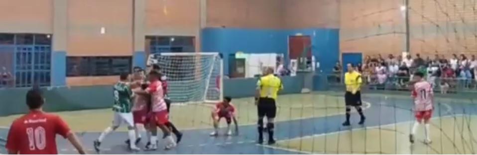 Após briga na final do distrital de Vila Celeste, árbitros saem escoltados pela polícia