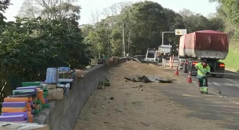 Caminhão com maconha tomba e bloqueia parcialmente BR-277, em Balsa Nova