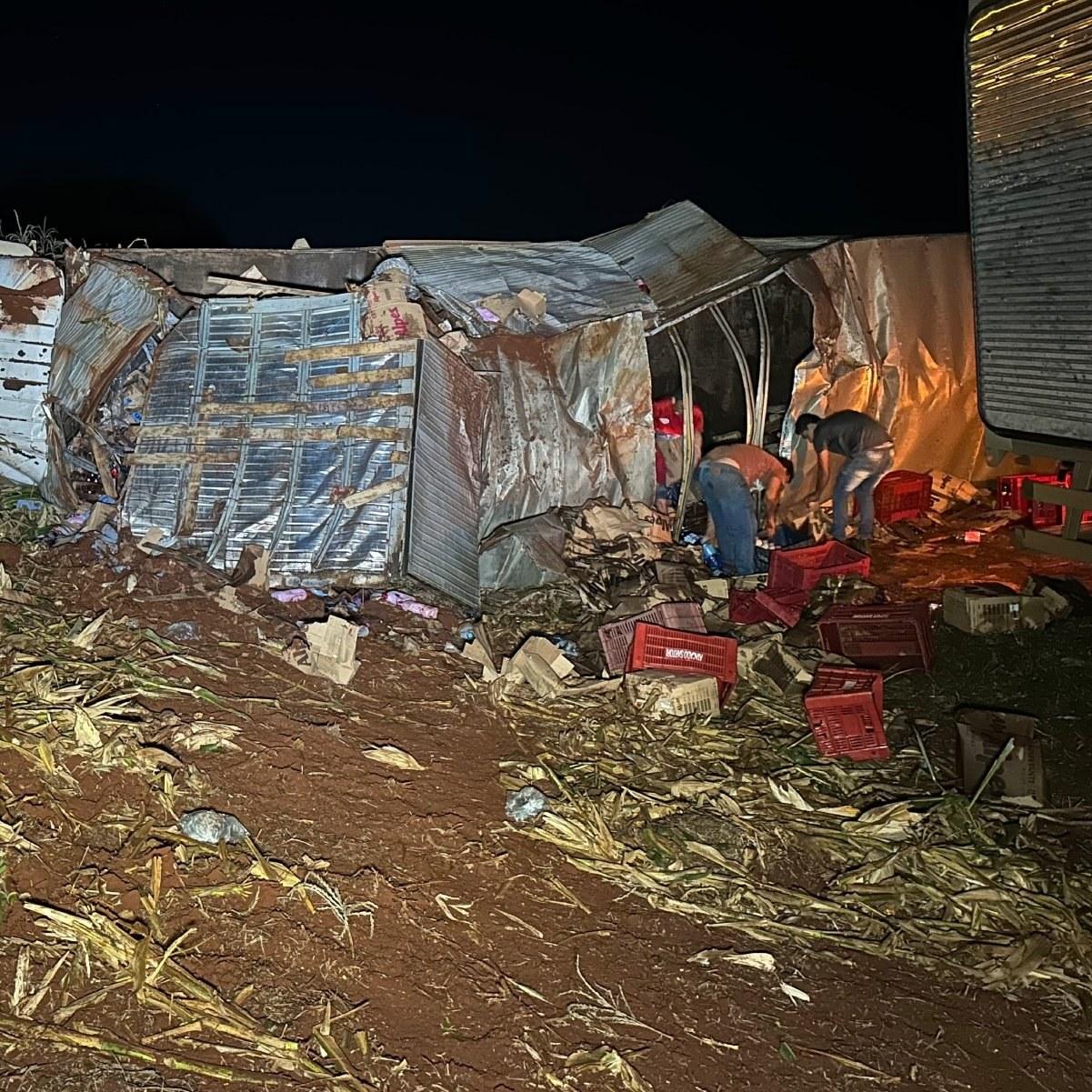 Caminhão fica destruído em acidente; motorista ficou em estado grave em Ubiratã