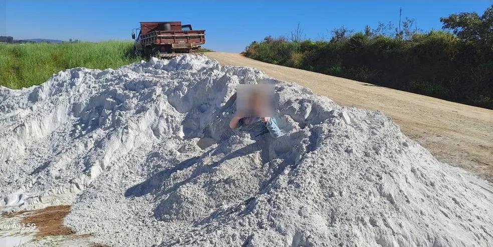 Criança que brincava com calcário morreu asfixiada por soterramento, diz polícia