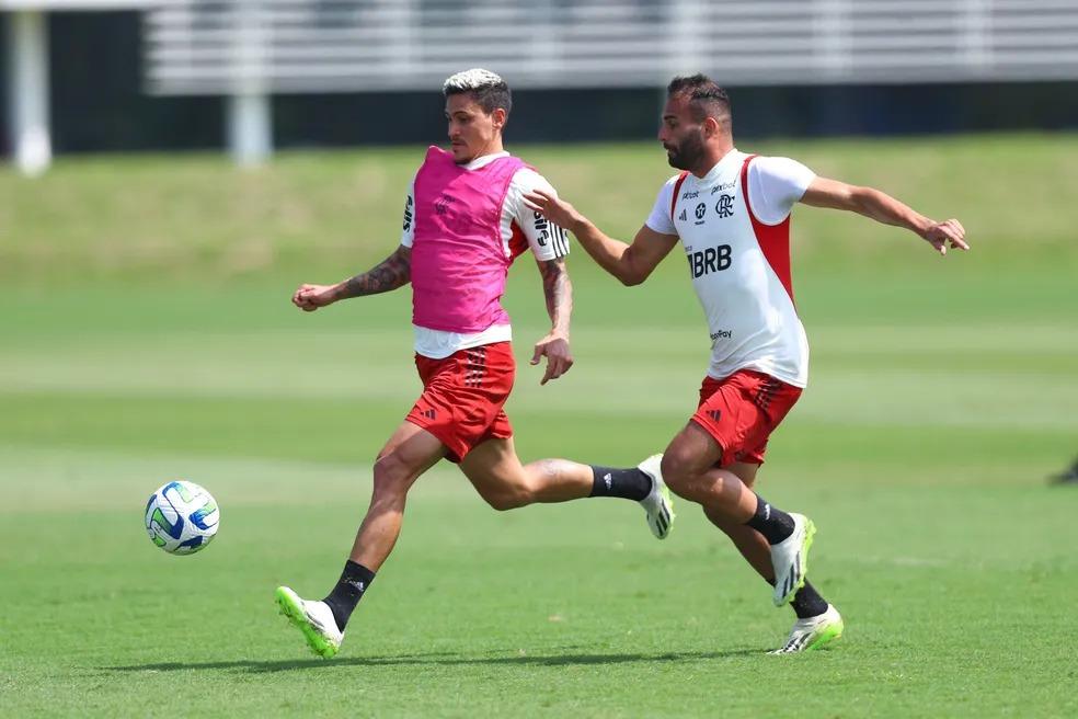 Escalação do Flamengo: Sampaoli testa formação com três zagueiros e Pedro na frente