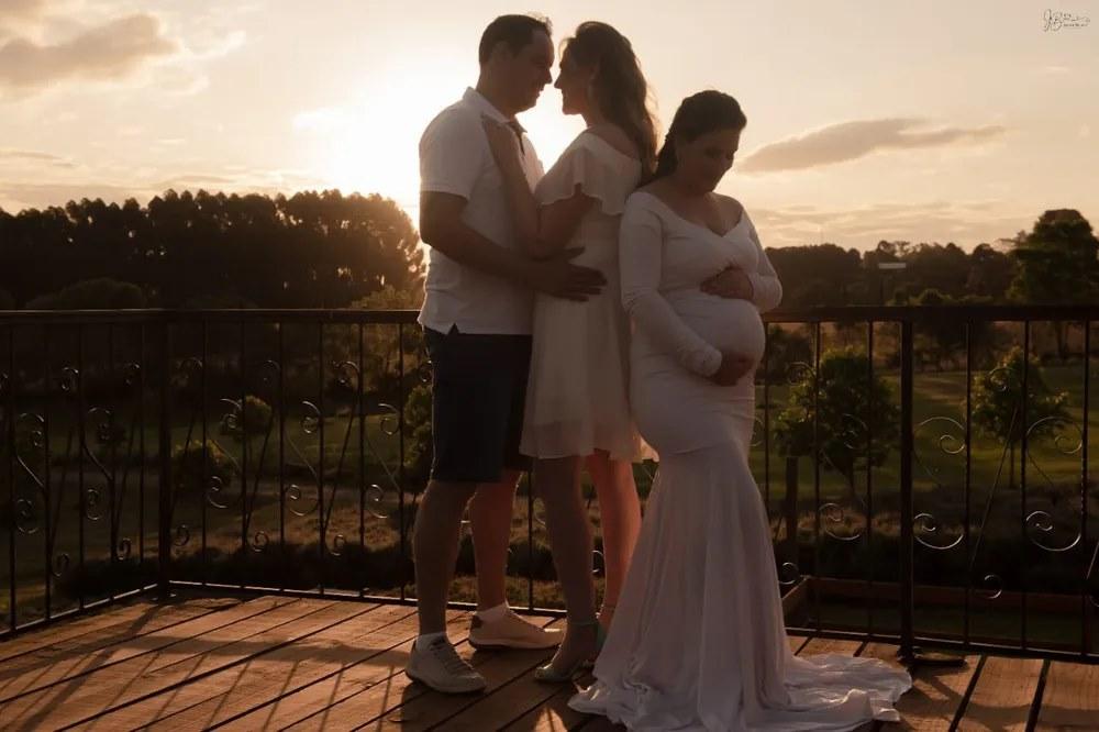 Homem se torna pai após madrasta se oferecer para ser barriga de aluguel de casal: ‘Sonho realizado’