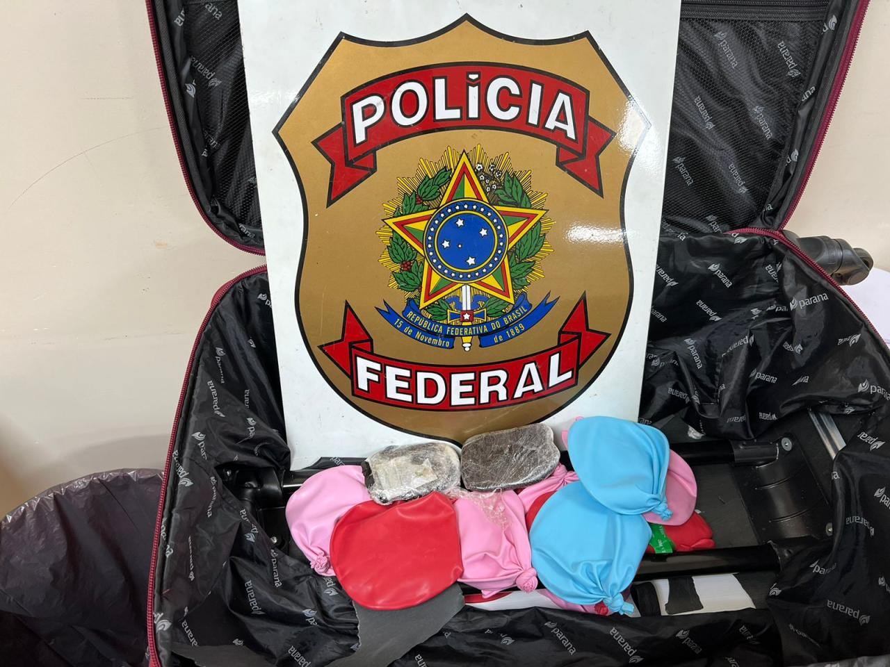 PF APREENDE MALA ABANDONADA COM TABLETES DE HAXIXE EM FOZ DO IGUAÇU/PR