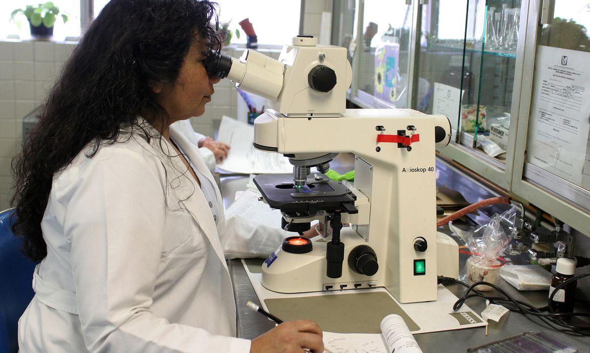 Programa Futuras Cientistas tem 470 vagas para alunas e professoras