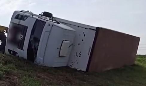 Caminhão tomba durante vendaval na BR-163 em Toledo