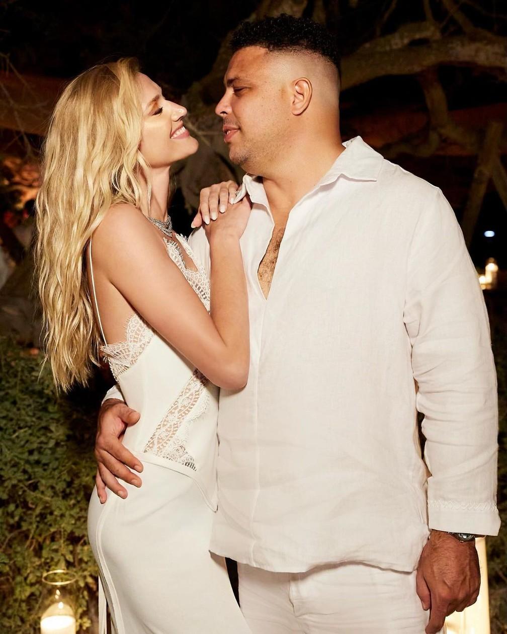 Celina Locks posa com Ronaldo em mais um dia de celebração de casamento