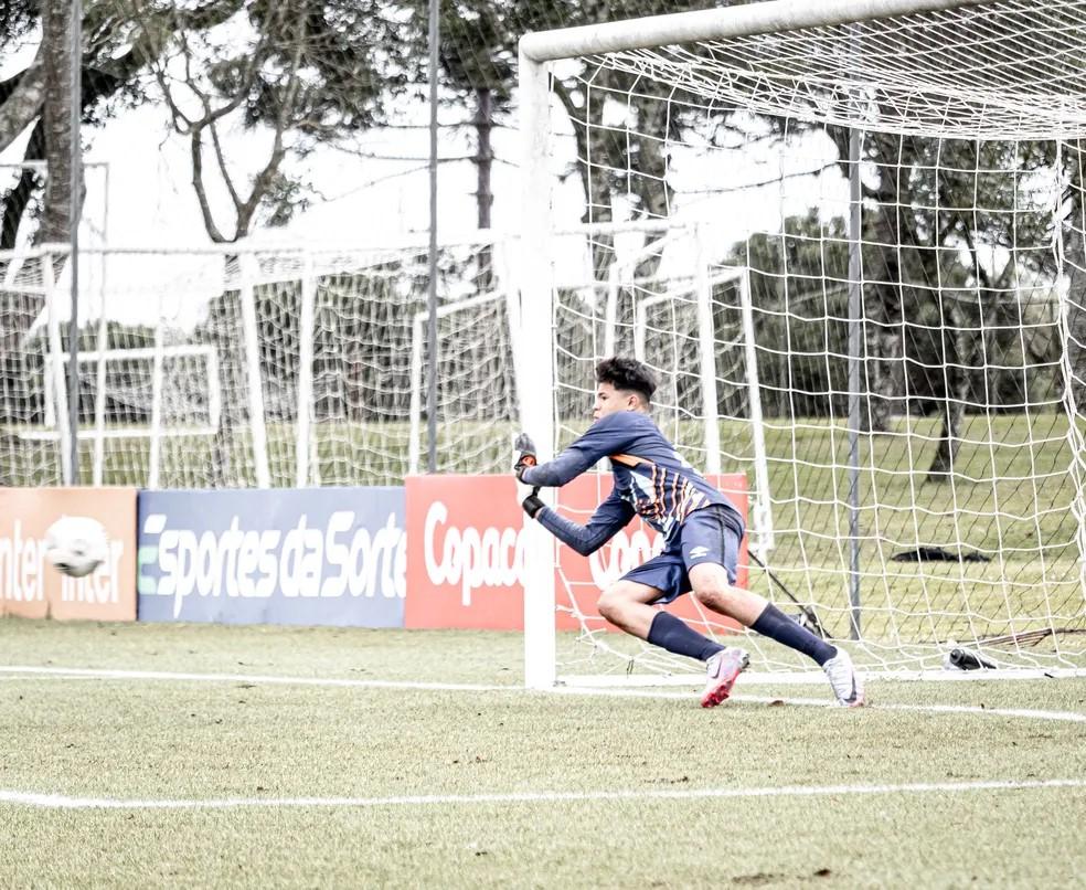 Filho de Bruno e Eliza Samudio, Bruninho defende dois pênaltis em decisão pelo Athletico sub-13