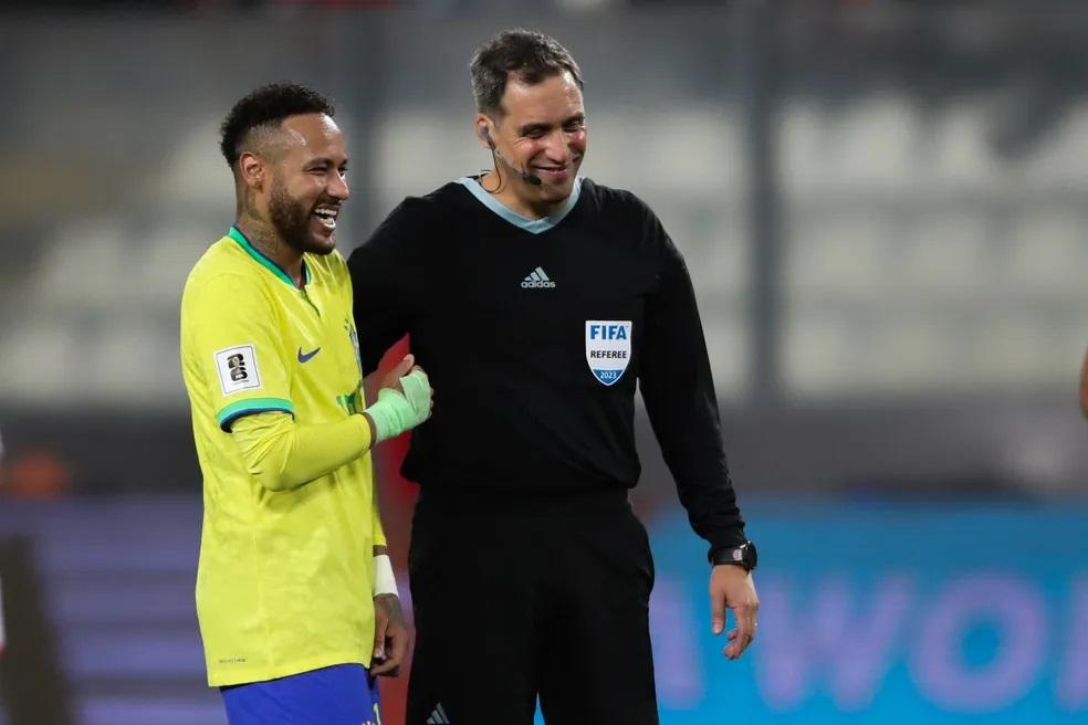 Neymar critica gramado e arbitragem e enche Diniz de elogios: 