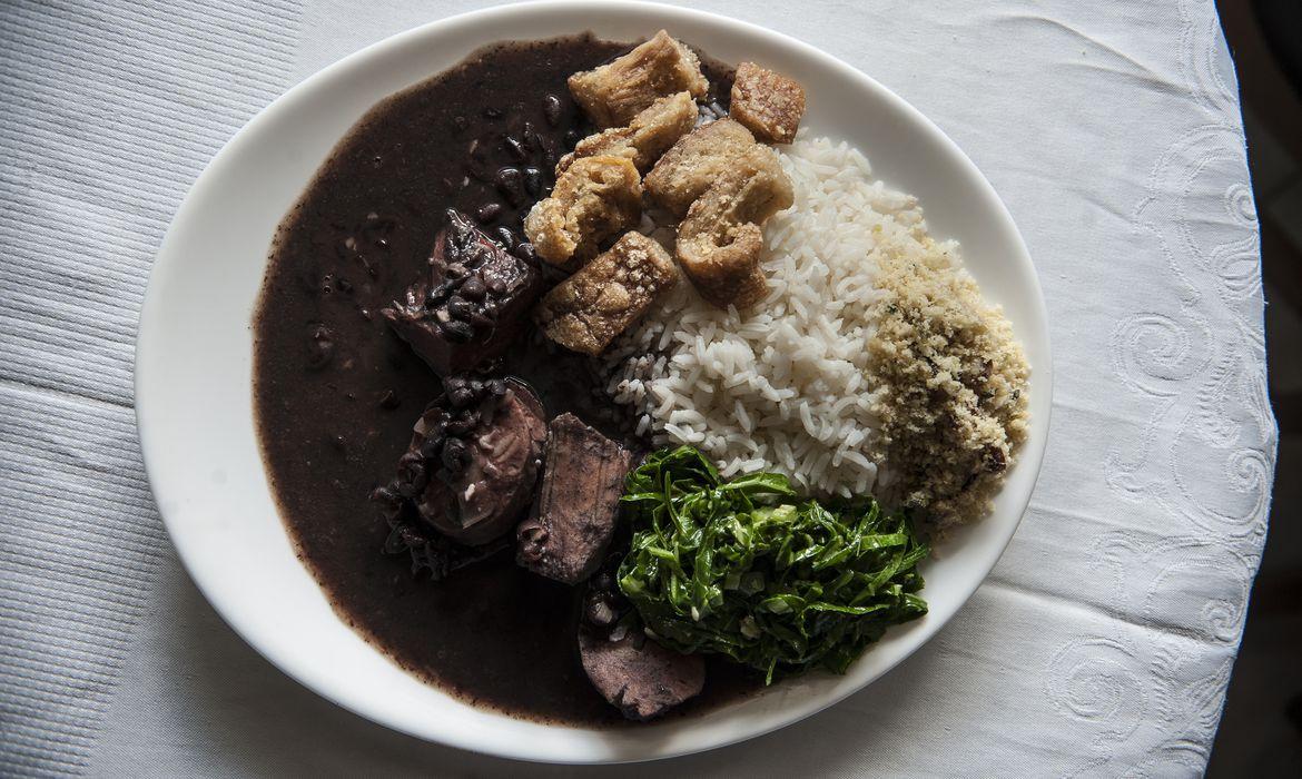 Preços de alimentação e bebidas caíram pelo terceiro mês consecutivo no IPCA