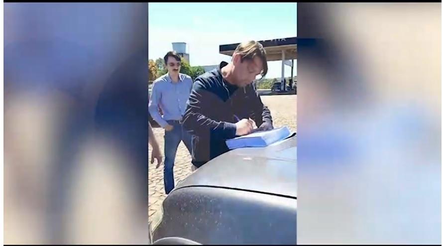 Prefeito se irrita ao ser encontrado em bar para assinar notificação sobre pedido de sua cassação