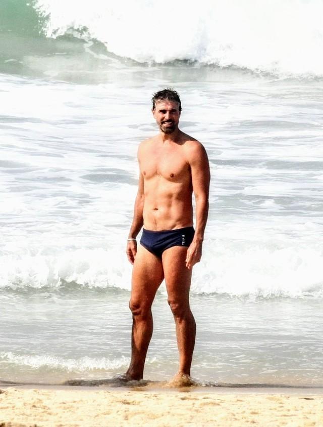 Reynaldo Gianecchini se refresca do calor com banho de mar em praia do Rio de Janeiro