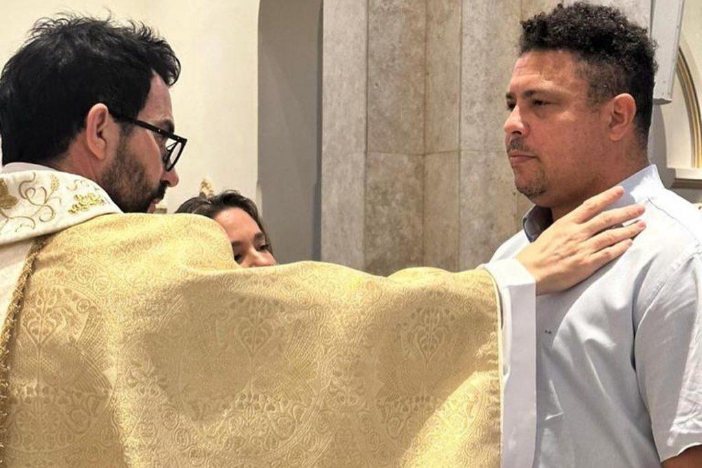 Ronaldo Fenômeno é batizado por Padre Fábio de Melo