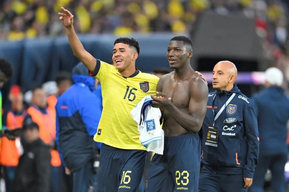Vendido ao Chelsea, Kendry Páez é titular do Equador aos 16 anos, dá assistência e quebra recordes