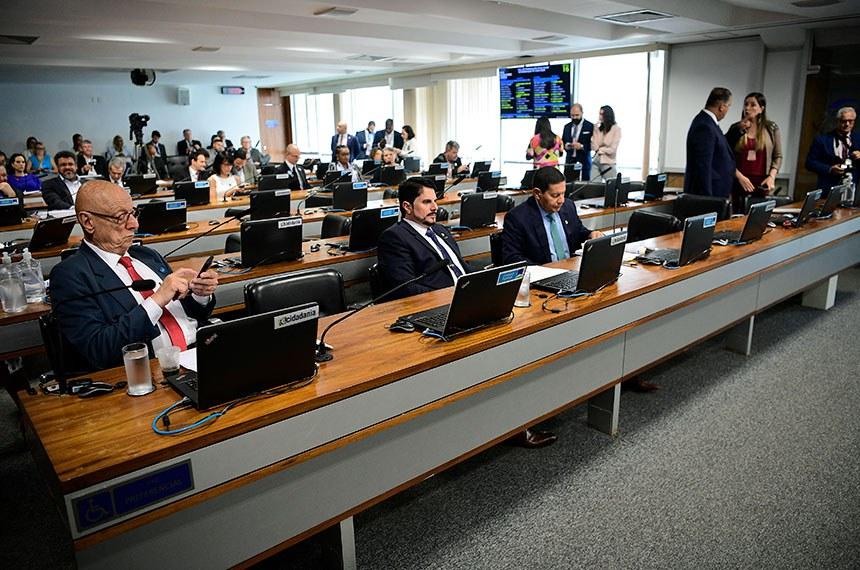 CCJ do Senado aprova PEC que limita decisões monocráticas do STF
