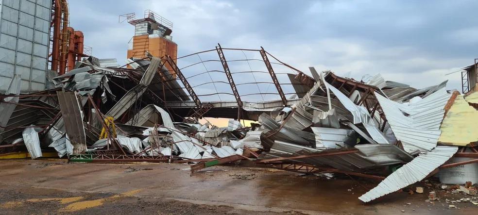 Cobertura de silo de cooperativa é destruída após vendaval no PR