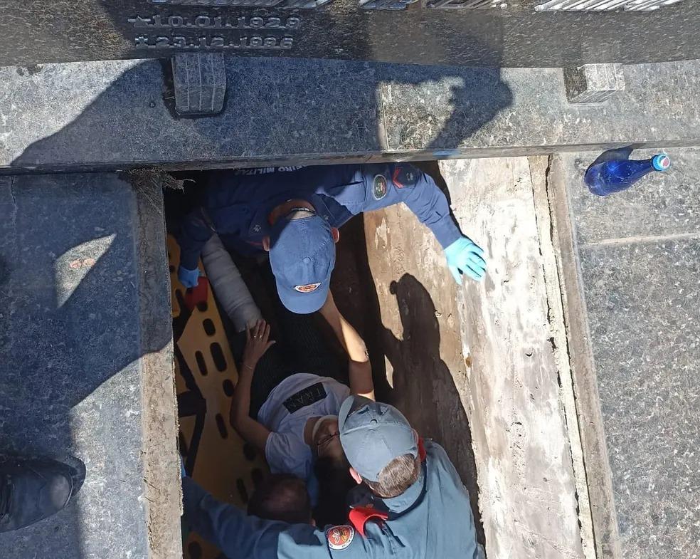 Idosa sofre fratura exposta ao cair em jazigo de 2 metros de profundidade