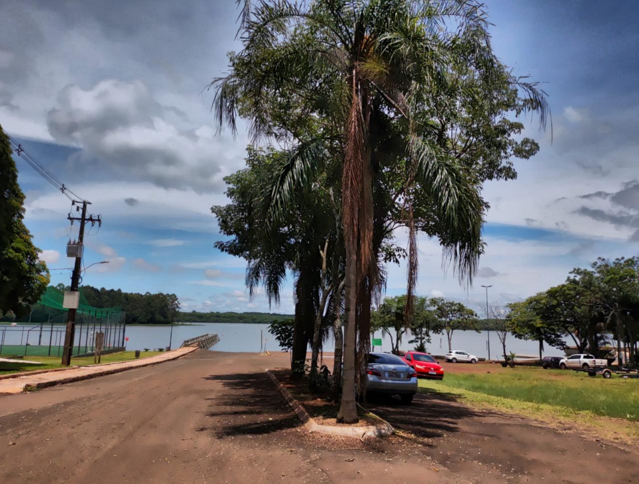 Banhistas devem atentar para cuidados e não permanecer em rampa de acesso a barcos na praia de Santa Helena