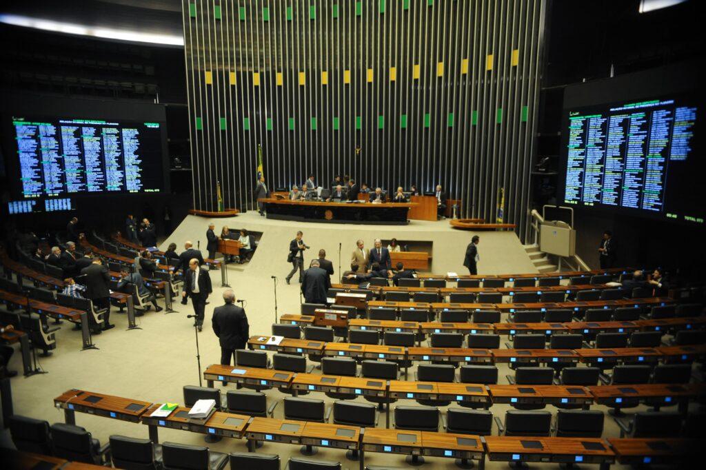 Câmara aprova projeto que barra “todes” e determina linguagem simples em órgãos públicos