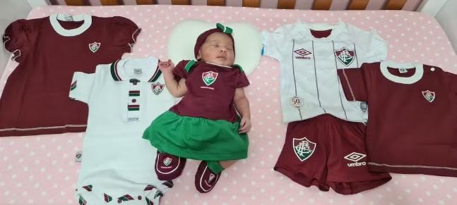 Pai torcedor do Fluminense surpreende mãe e registra a filha com o nome do clube