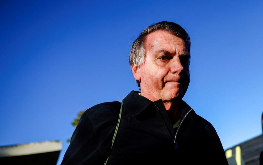 Alvo de operação da PF, Bolsonaro é obrigado a entregar seu passaporte