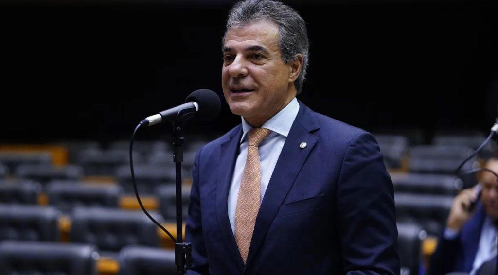 Com aval de Bolsonaro, Beto Richa filia- se no PL e divide lideranças do Paraná
