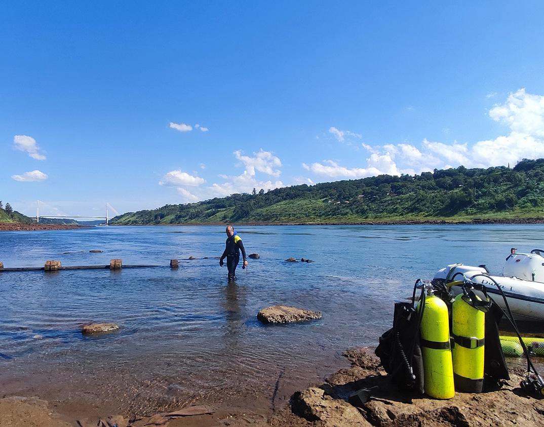 Sanepar contrata mergulhadores para inspecionar tubulação no Rio Paraná e Lago de Itaipu em Santa Helena e região