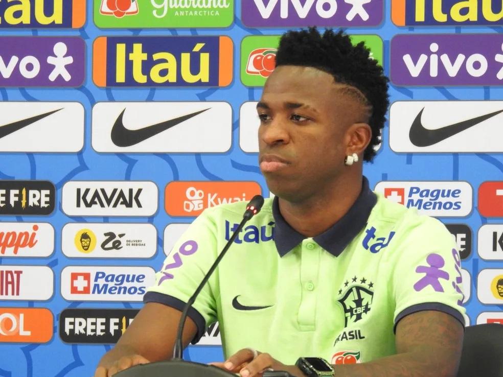 Vini Jr chora ao relatar luta constante contra o racismo: 