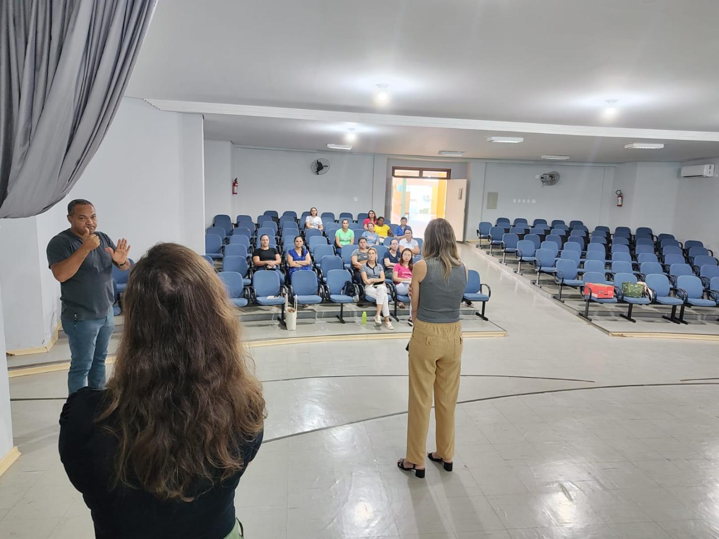 Administração promove inclusão através de curso de Libras para servidores da prefeitura de Santa Helena