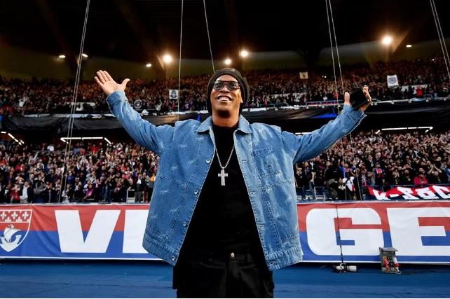 Ronaldinho Gaúcho leva torcedores à loucura em PSG x Barcelona na Champions