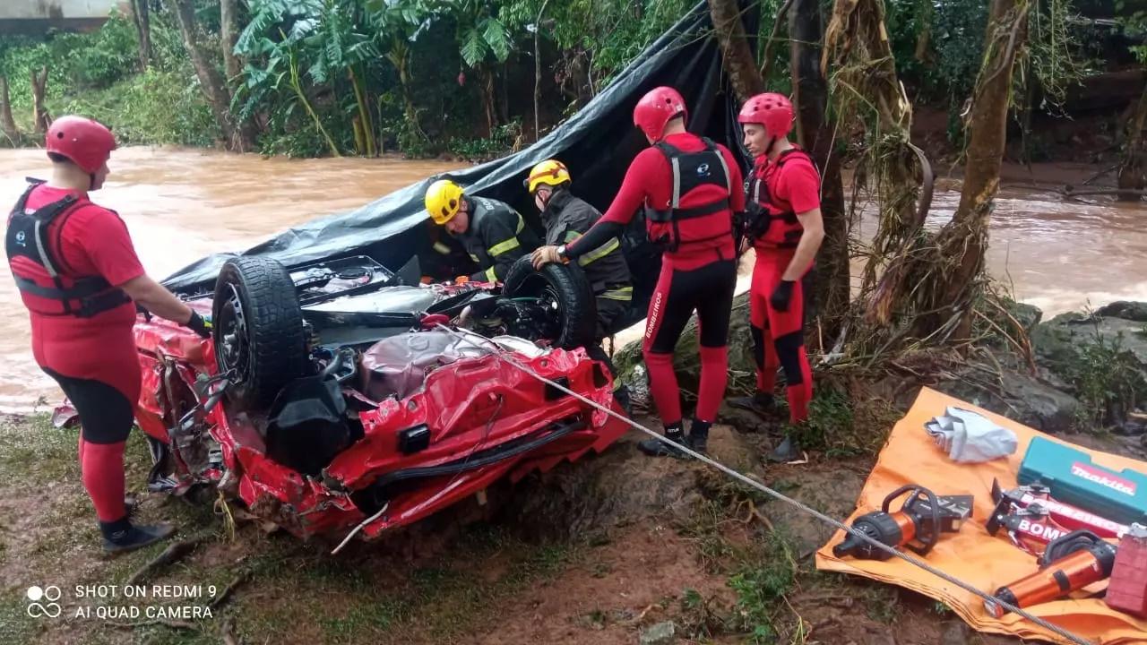 Homem morre afogado dentro de carro arrastado pela correnteza em Santa Catarina