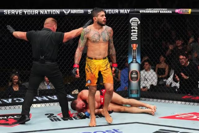 Imagem forte: lutador mostra estrago causado por brasileiro no UFC