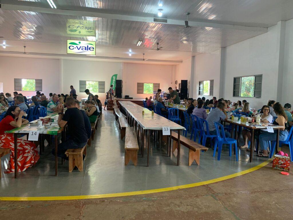 Imagens com mesa 13 vazia em festa de comunidade do município de Maripá viraliza