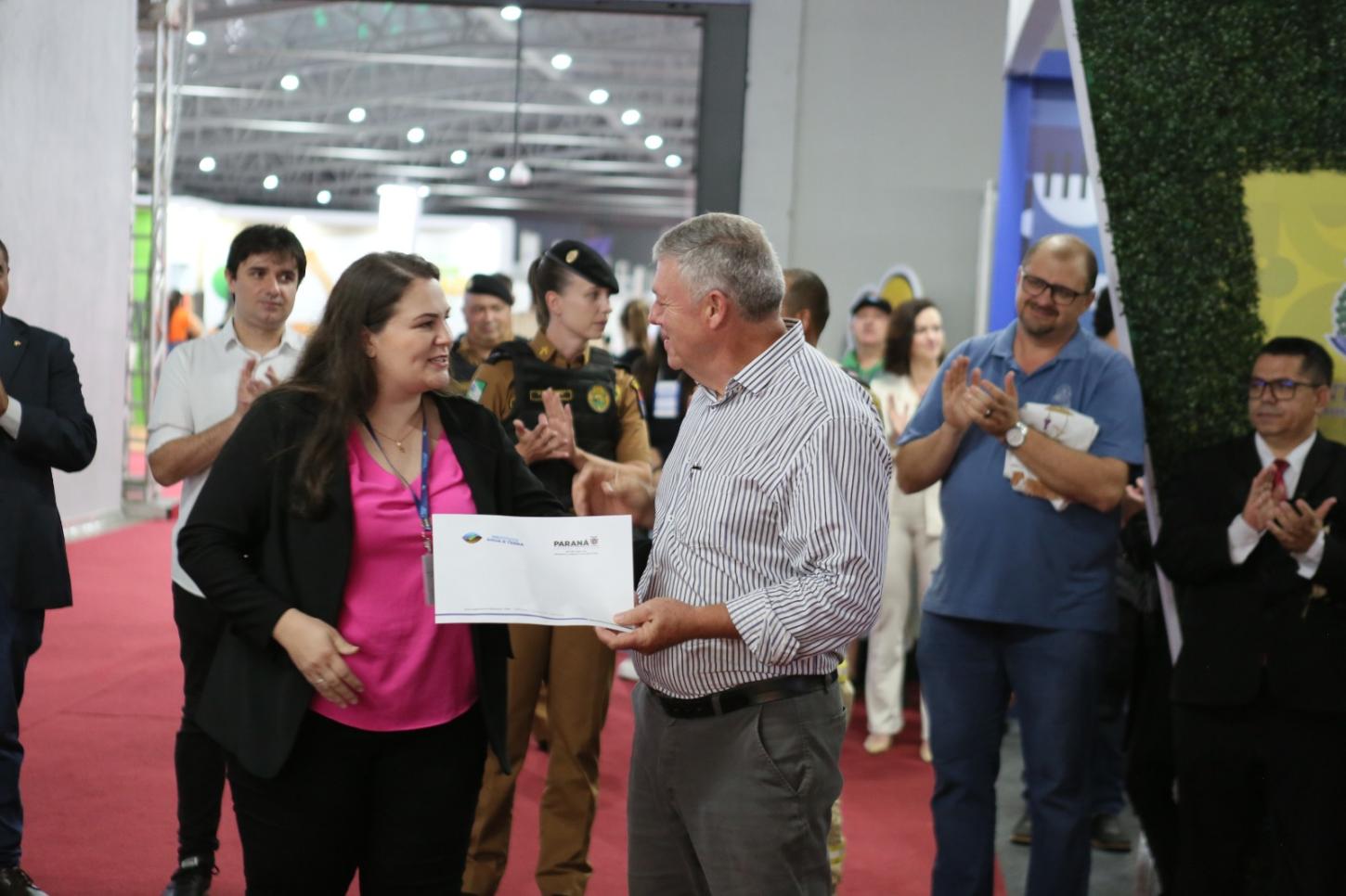 Na abertura da festa de Santa Helena, IAT entrega Licença Ambiental para instalação de frigorífico de suínos