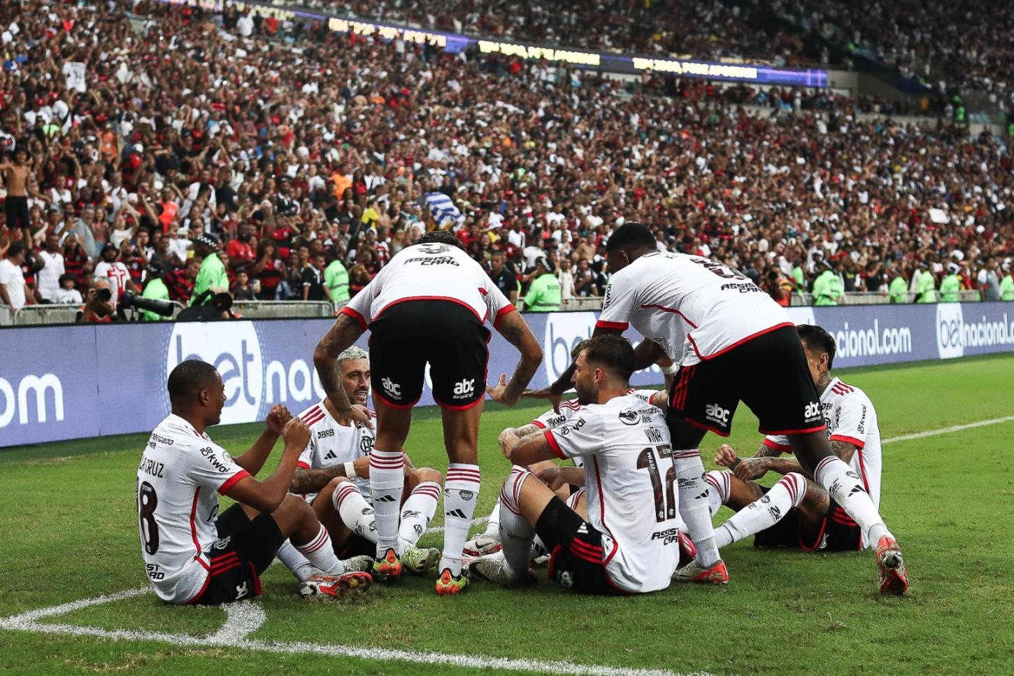 De virada, Flamengo goleia o Vasco por 6 a 1 e assume a liderança do Brasileirão