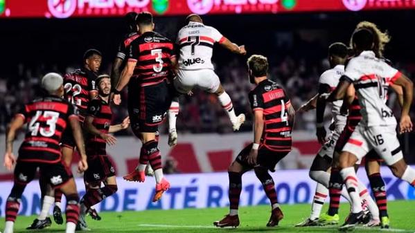 Após derrota para o São Paulo, Flamengo vê Botafogo assumir liderança do Brasileirão