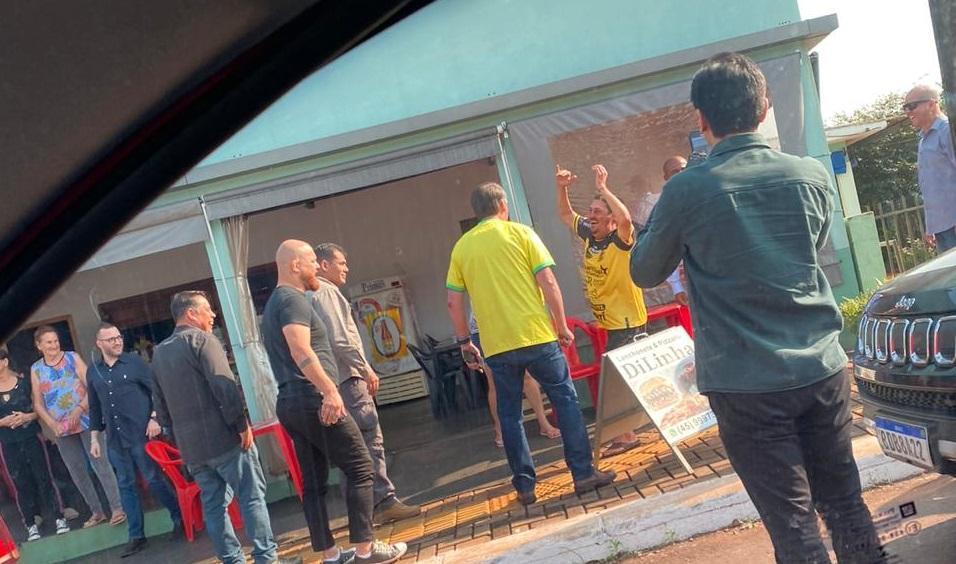 Cumprindo agenda no oeste, Bolsonaro faz parada em lanchonete no interior de Santa Helena