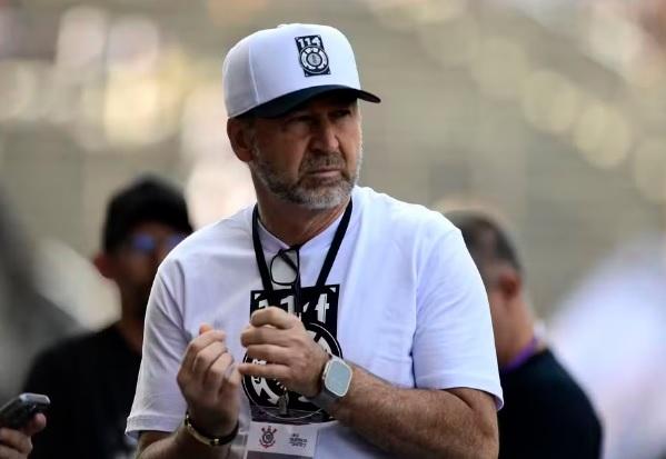 Bastidores: Corinthians alivia pressão em campo, mas ainda tem clima político agitado