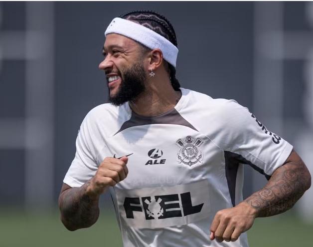 Como Memphis Depay dribla barreira do idioma para se entrosar em início no Corinthians
