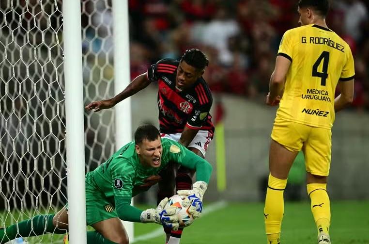 Flamengo se complica no Maracanã, perde para o Peñarol e precisará de virada na Libertadores