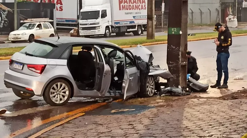 Jovem de 19 anos morre após carro bater contra poste