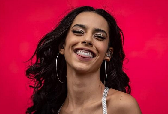 Marina Sena tem crise de ciúme e agride jovem em show