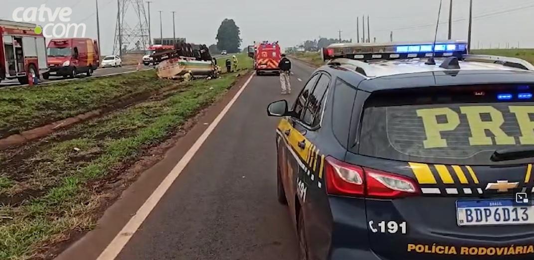 Motorista de caminhão fica preso às ferragens após veículo tombar na BR-163