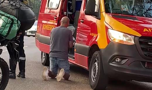 Pai reza ao lado de ambulância enquanto bebê engasgado é socorrido