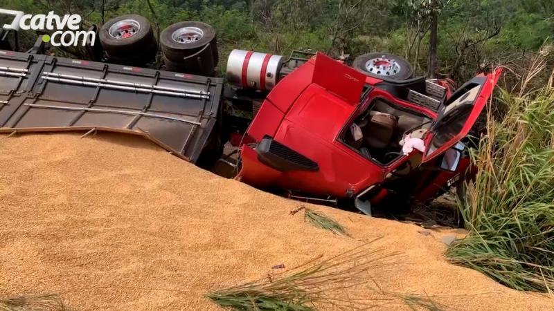 Pedestre é soterrado por milho após carreta tombar na BR 163
