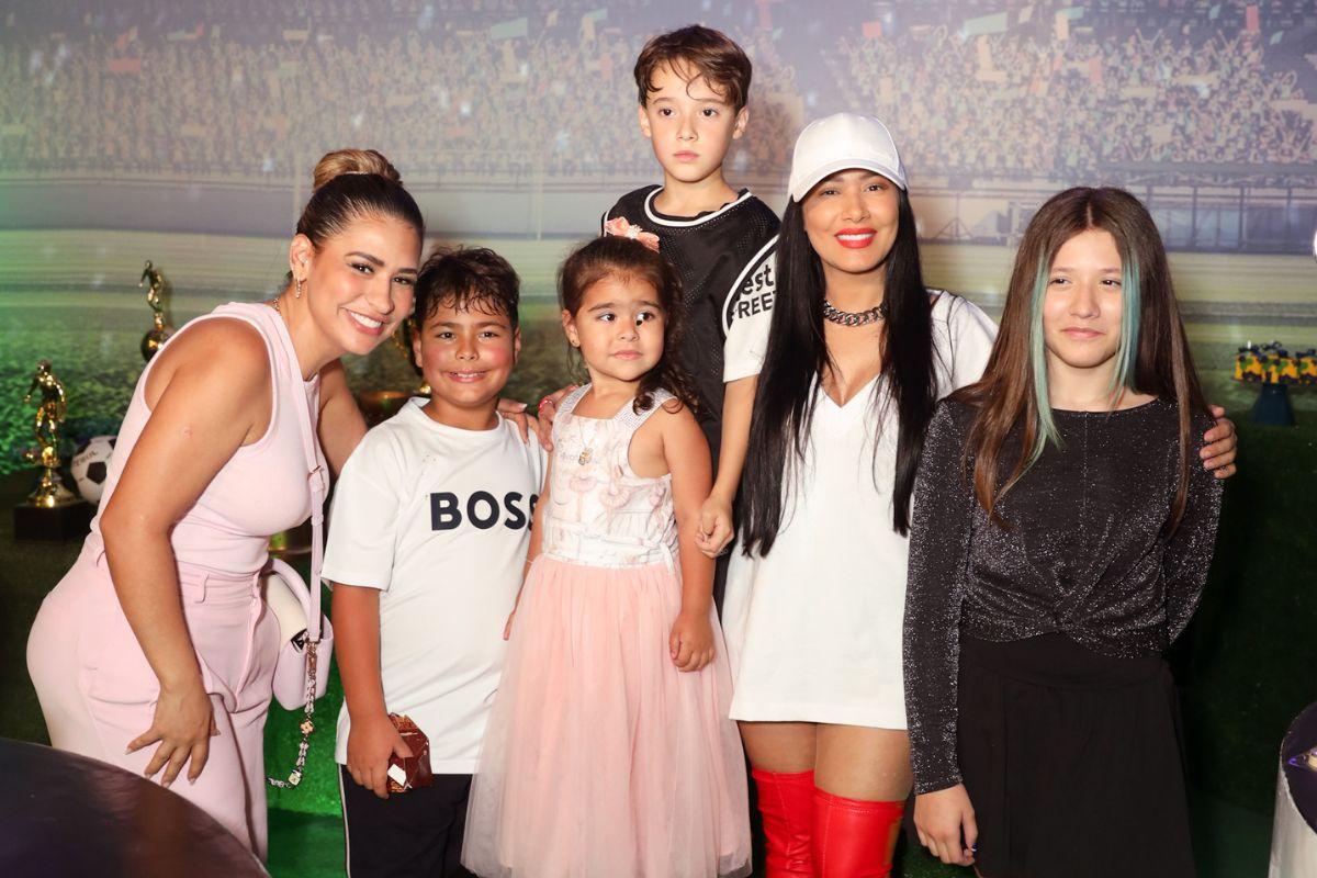 Simone e Simaria posam juntas no aniversário de 9 anos de Pawel