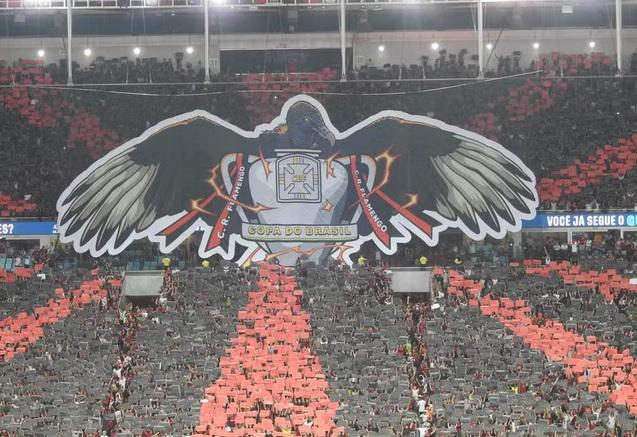 Torcida do Flamengo faz mosaico com urubu carregando a taça da Copa do Brasil