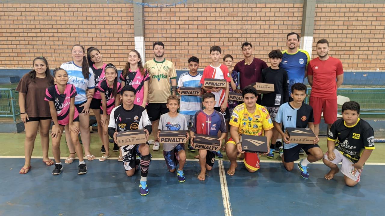 Ação do Provopar Municipal beneficia crianças das categorias de base de Santa Helena com tênis esportivos
