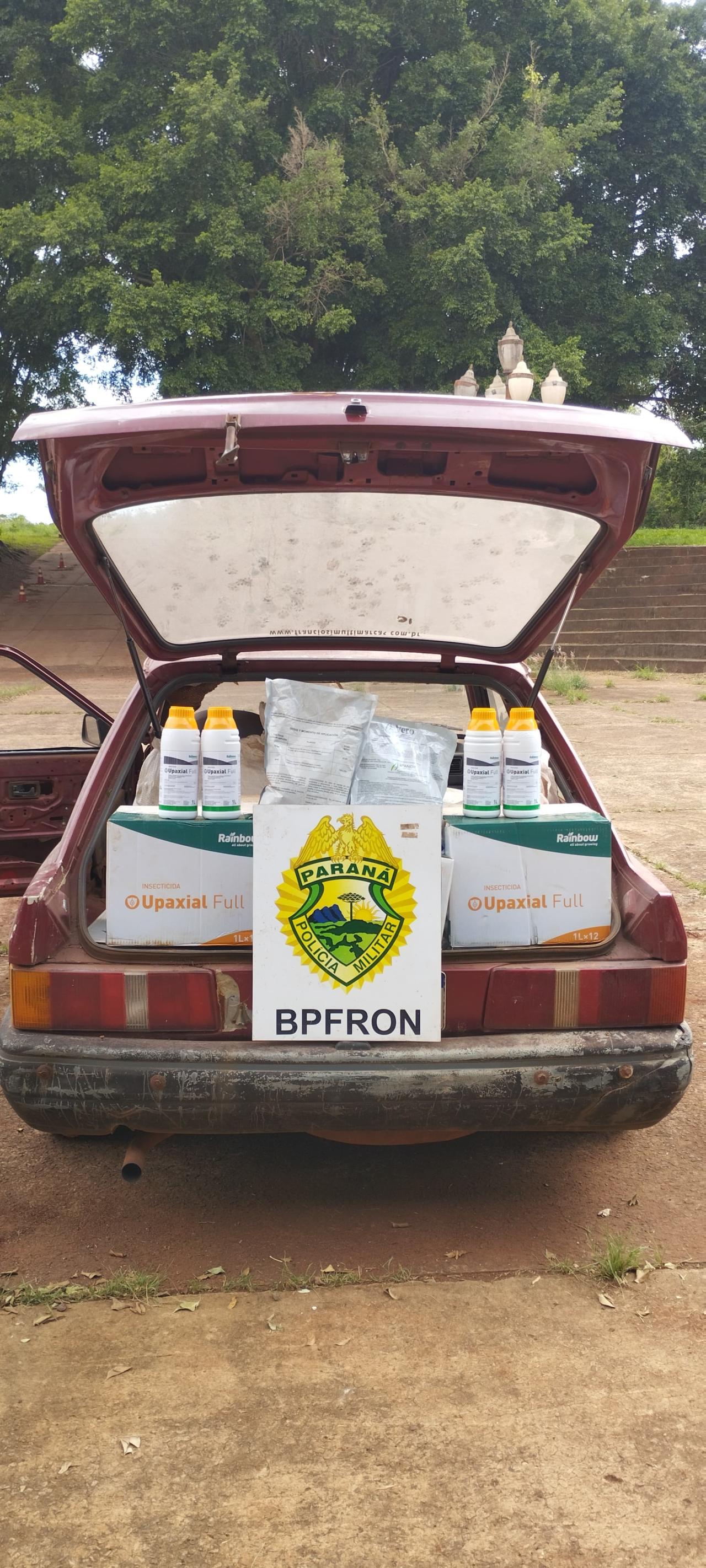 Carro carregado com agrotóxicos contrabandeados é apreendido em Entre Rios do Oeste